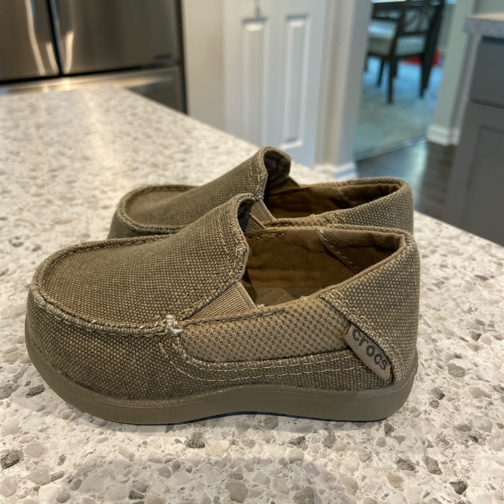 2 pairs of crocs